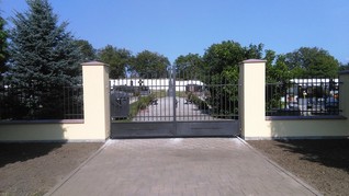 Měrovice hřbitovní zeď